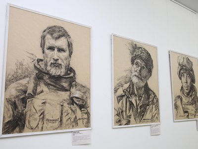 В областном Заксобрании открылась выставка графических портретов героев СВО «Уголь Донбасса»