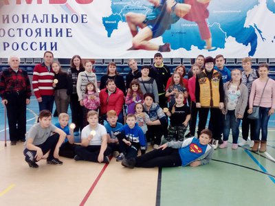 Участники «Эдельвейса» и ребята из 6 «Б» школы №9 не только знают, как в неё играть, но и провели в ФОКе «Олимп» соревнования, посвящённые Дню инвалидов.