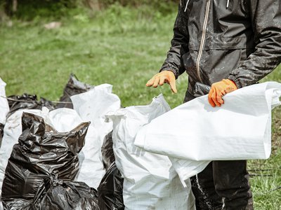 Куда должны выбрасывать мусор кафе и магазины, расположенные в жилом доме?