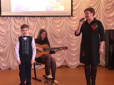 В Ближнепесоченской школе 6 марта прошёл концерт«Две звезды» для мам и бабушек